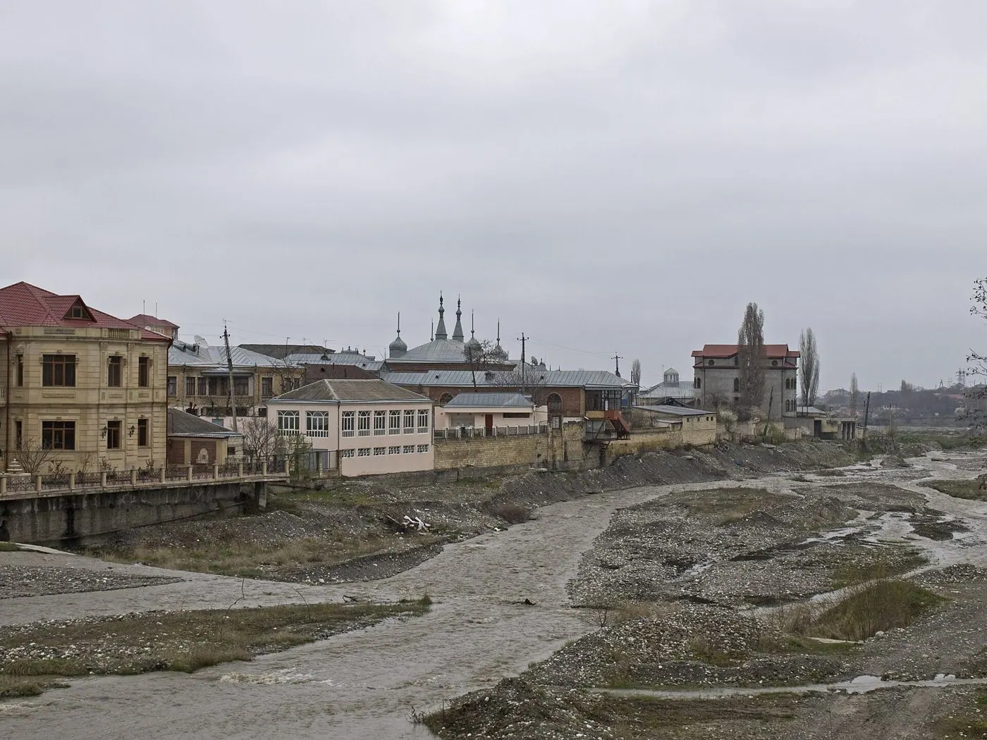 Вид на Красную Слободу с моста через Кудиалчай